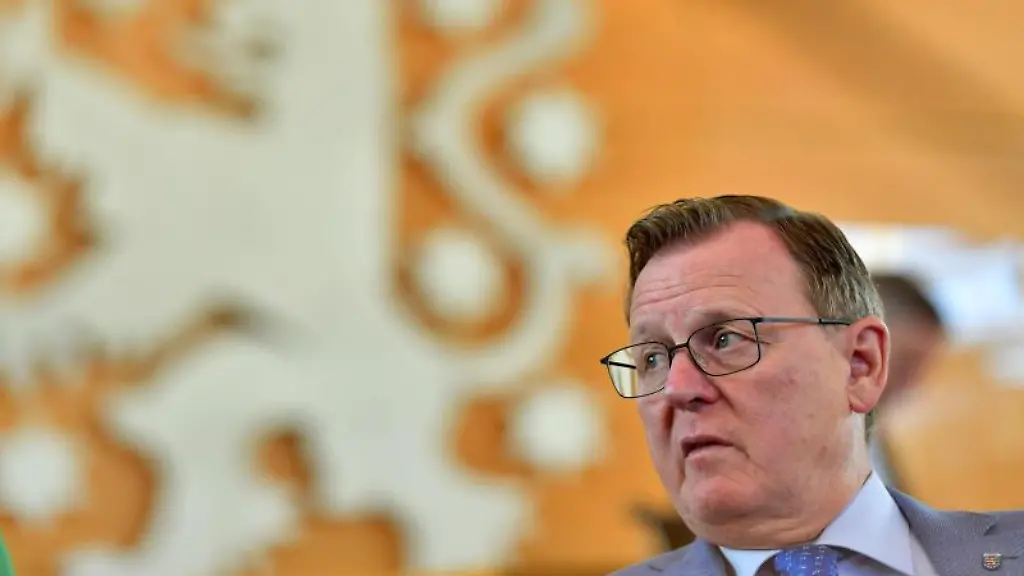 Bodo-Ramelow-Die-Linke-sitzt-im-Plenarsaal-des-Thueringer-Landtags