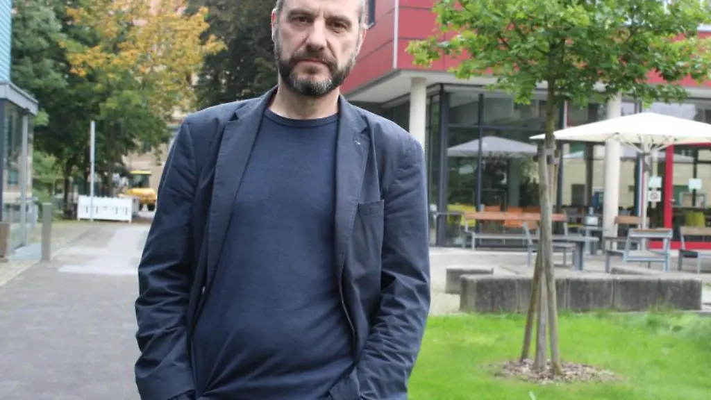 Der-Soziologe-Raj-Kollmorgen-steht-vor-der-Hochschule