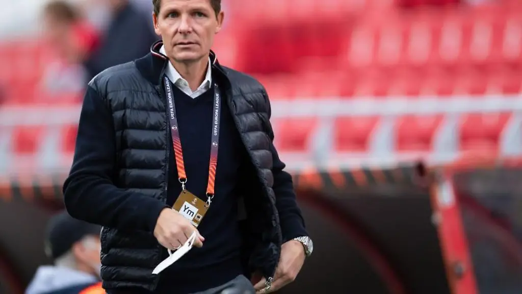 Frankfurts-Cheftrainer-Oliver-Glasner-kommt-vor-der-Partie-zu-einem-TV-Interview