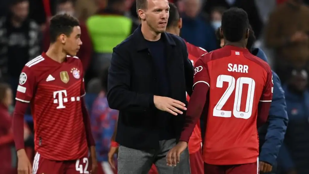 uenchens-Trainer-Julian-Nagelsmann-M-mit-Jamal-Musiala-und-Bouna-Sarr-r-nach-der-Partie