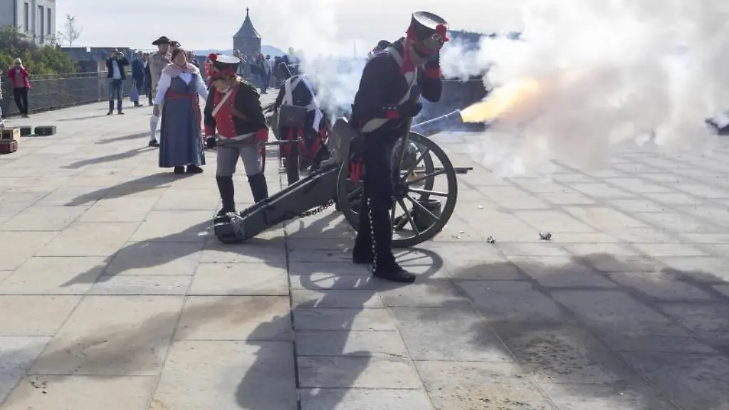 Als-Soldaten-der-franzoesischen-Artillerie-verkleidete-Menschen-feuern-ihre-Kanone-ab