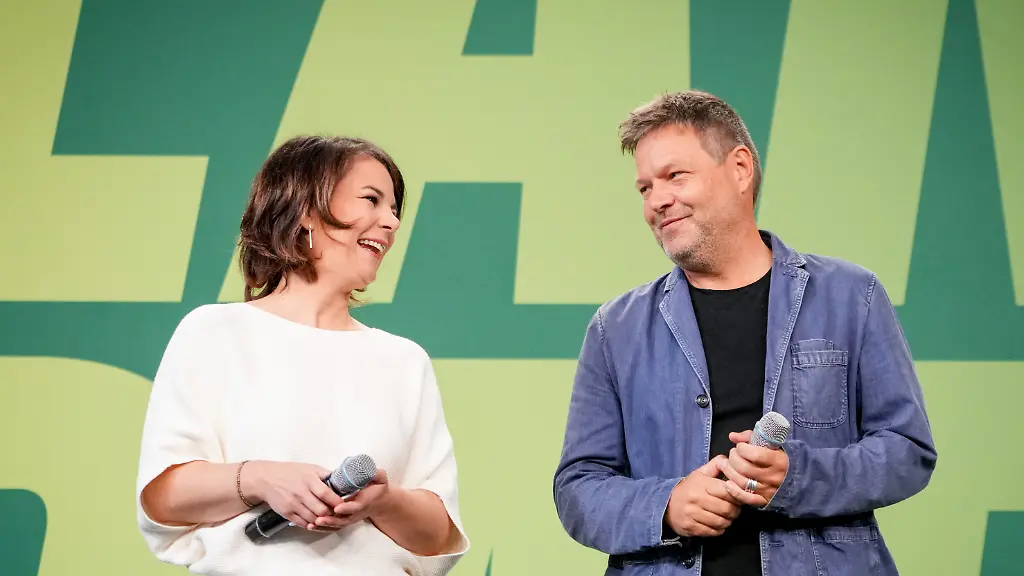 Gute-Laune-bei-den-Parteivorsitzenden-Baerbock-und-Habeck-beim-Laenderrat-in-Berlin
