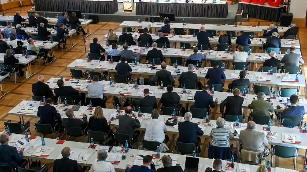 Delegierte-verfolgen-den-Landesparteitag-der-CDU-Sachsen-Anhalt-in-Leuna