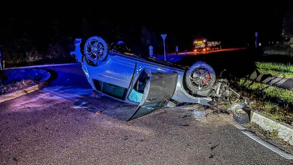 Ein-Auto-liegt-nachdem-es-sich-ueberschlagen-hat-auf-der-Bundesstrasse-464