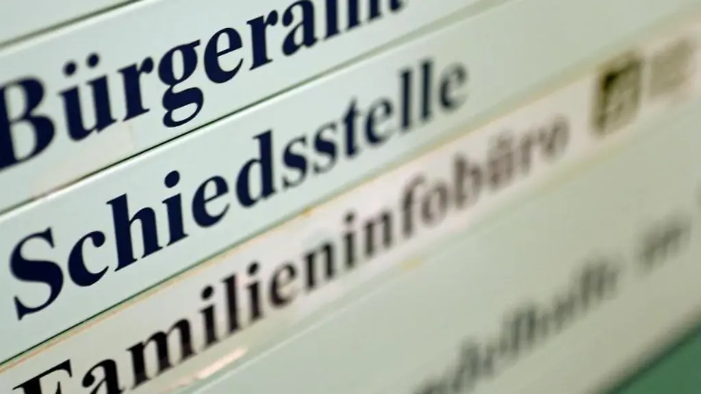 Ein-Schild-weist-auf-die-Schiedsstelle-neben-dem-Buergeramt-und-dem-Familieninfobuero-hin