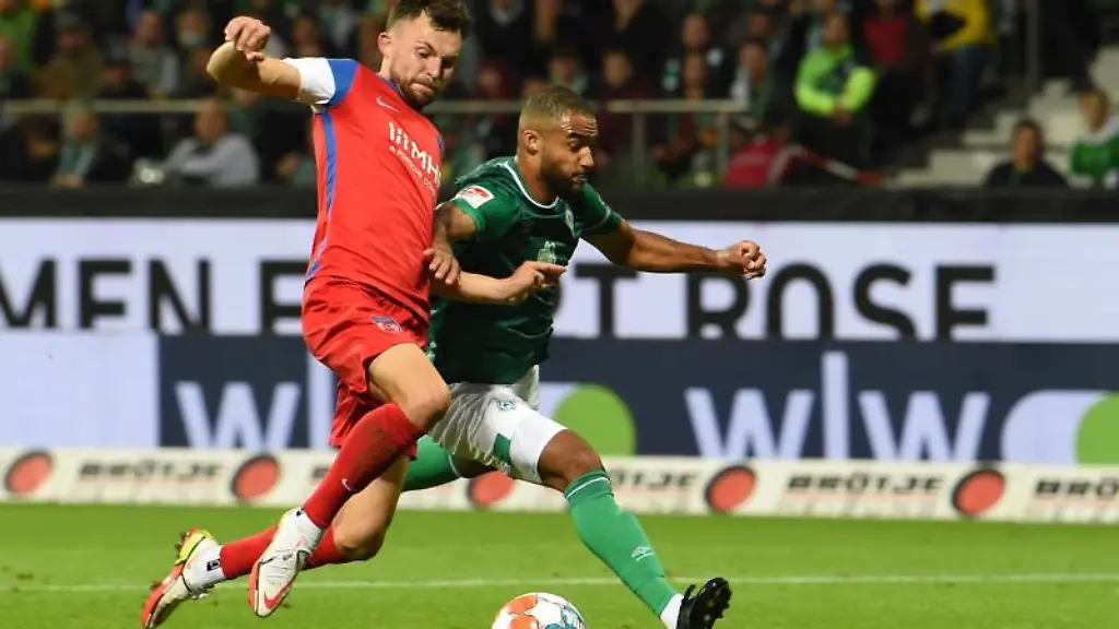 Werders-Manuel-Mbom-r-und-Heidenheims-Denis-Thomalla-kaempfen-um-den-Ball