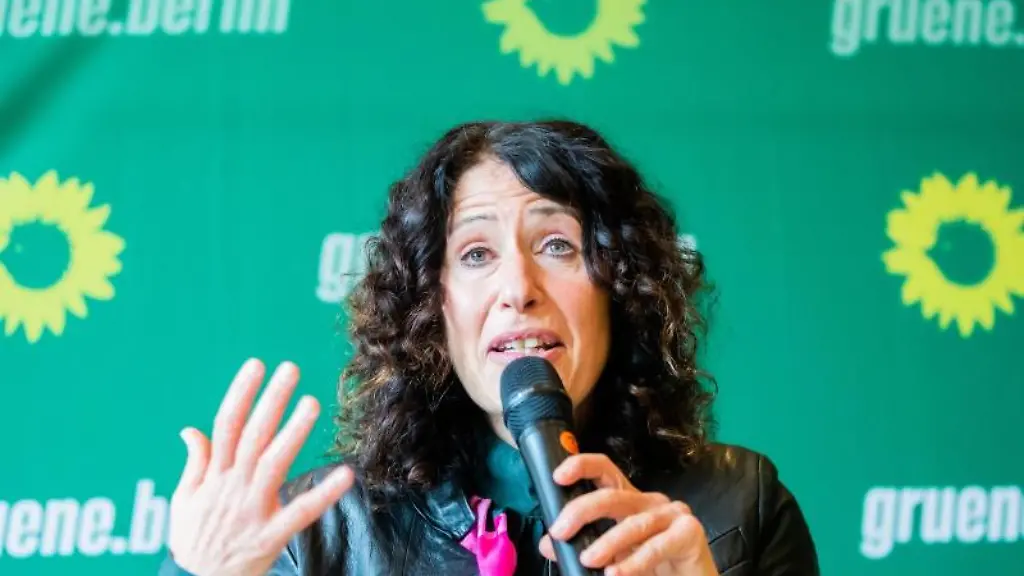 Bettina-Jarasch-Buendnis-90-Die-Gruenen-spricht-bei-einer-Pressekonferenz
