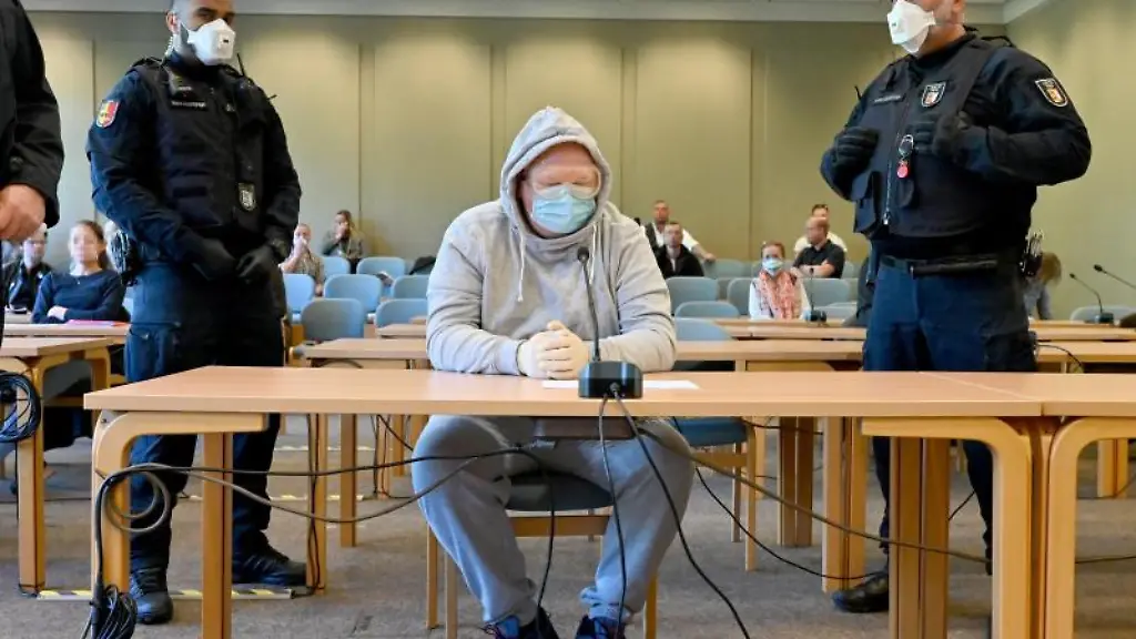 Mit-Schutzbrille-und-Mundschutz-sitzt-der-47-Jaehrige-Angeklagte-im-Gerichtssaal