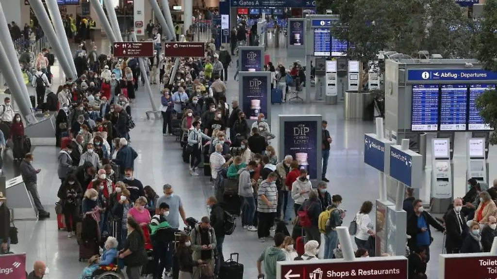 Im-Flughafen-Duesseldorf-bilden-sich-lange-Schlangen