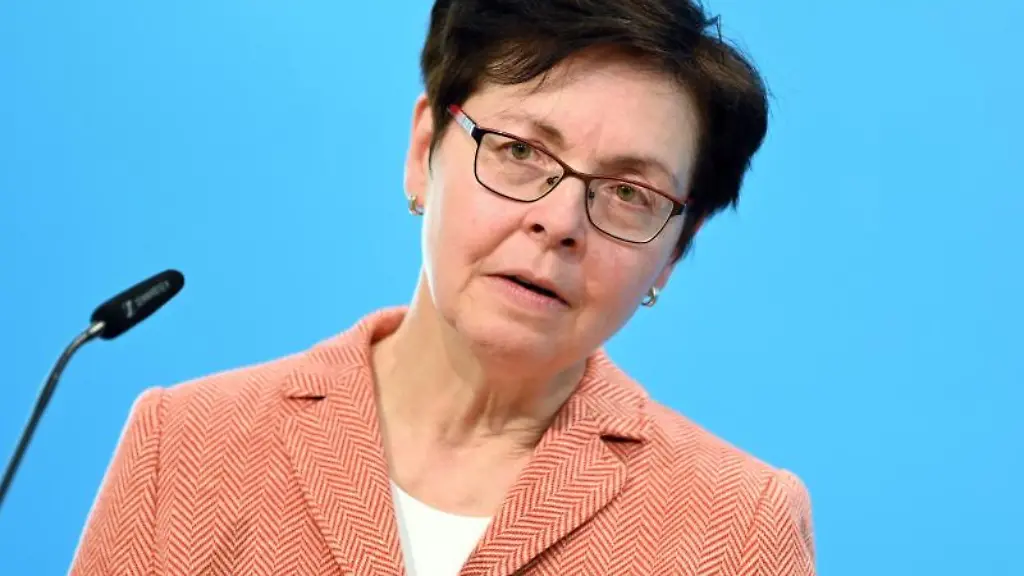 Heike-Taubert-SPD-Finanzministerin-von-Thueringen-spricht