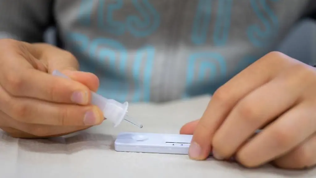 Ein-Schueler-macht-an-einer-Schule-einen-Corona-Schnelltest