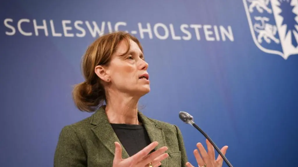 Karin-Prien-CDU-Kulturministerin-von-Schleswig-Holstein-spricht-auf-einer-Pressekonferenz
