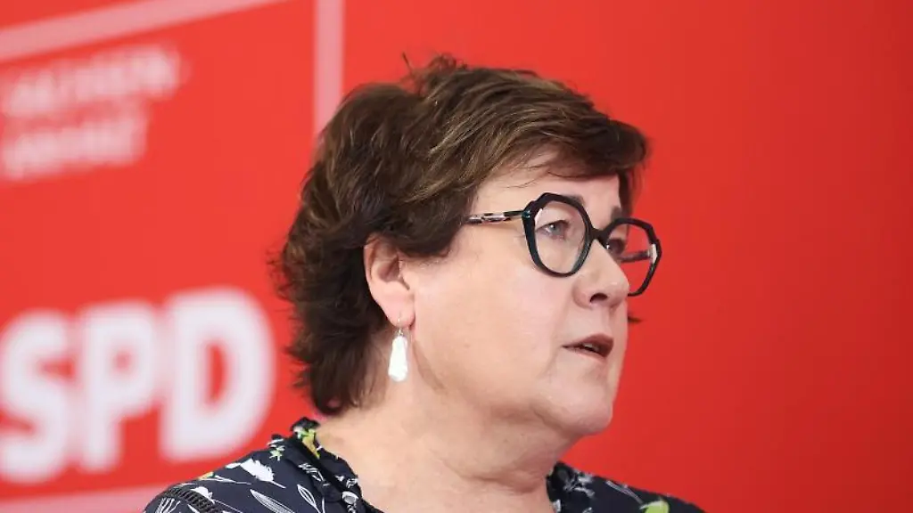 Petra-Grimm-Benne-waehrend-einer-Pressekonferenz-in-der-SPD-Landesgeschaeftsstelle