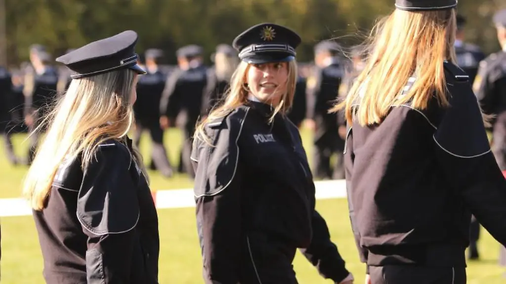 Polizeianwaerterinnen-und-Polizeianwaerter-nehmen-in-der-Fachhochschule-der-Polizei-in-Sachsen-Anhalt-an-der-Vereidigung-teil