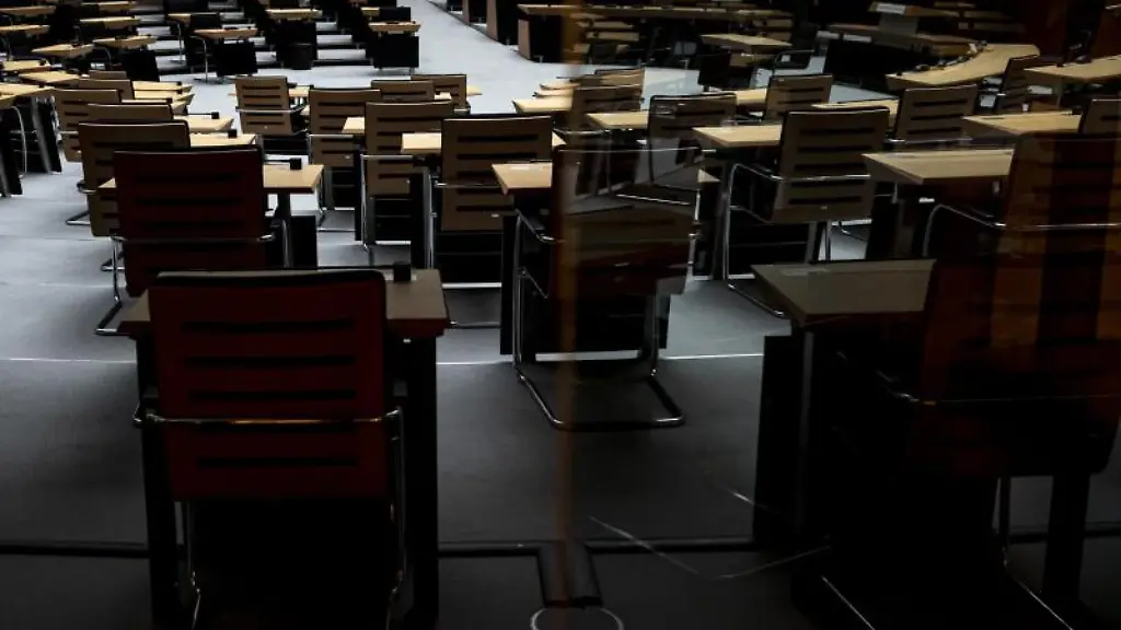 Die-leeren-Sitze-des-Berliner-Abgeordnetenhaus-wenige-Tage-nach-der-Wahl