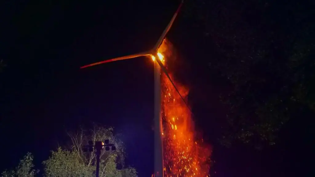 Die-sogenannte-Gondel-eines-Windrads-steht-am-fruehen-Morgen-in-Neuenkirchen-in-Flammen