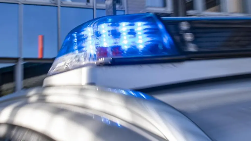 Das-Blaulicht-an-einem-Polizeiwagen-ist-eingeschaltet