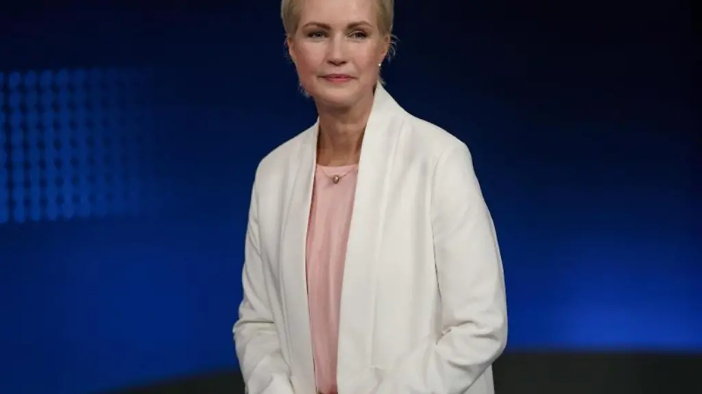 Manuela-Schwesig-steht-im-Wahlstudio-des-NDR