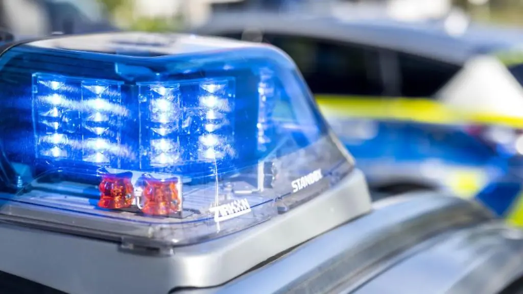 Das-Blaulicht-an-einem-Polizeiwagen-ist-eingeschaltet