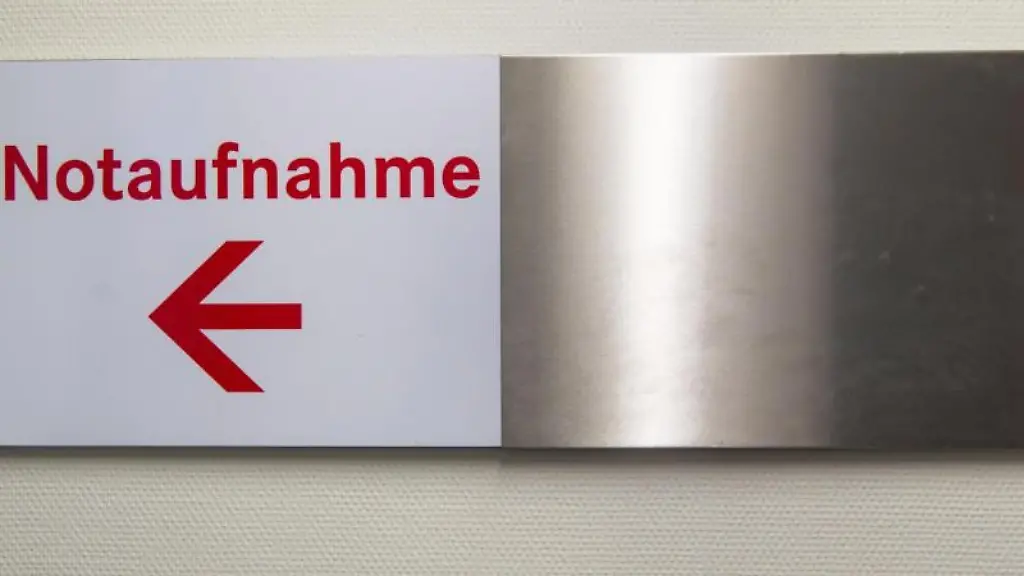 Ein-Schild-mit-der-Aufschrift-Notaufnahme-haengt-in-einem-Klinikum-an-der-Wand