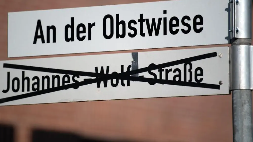 Das-Strassenschild-An-der-Obstwiese-haengt-ueber-dem-Schild-Johannes-Wolf-Strasse