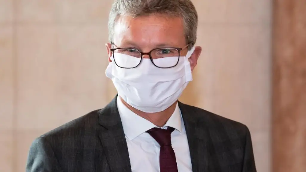 Bayerns-Wissenschaftsminister-Bernd-Sibler-kommt-in-den-Sitzungssaal