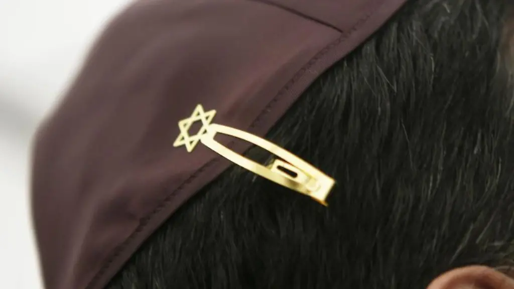 Ein-Jude-traegt-eine-Kippa-mit-einer-Davidstern-Klammer