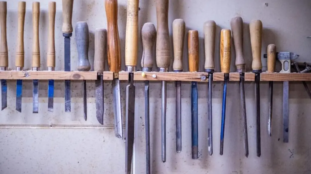 Werkzeuge-fuer-Holzbearbeitungen-haengen-in-einer-Werkstatt