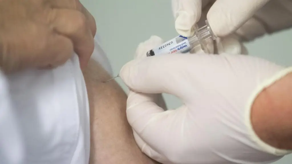 Ein-Mann-wird-geimpft