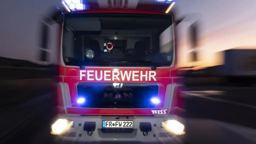 Ein-Feuerwehrfahrzeug-steht-mit-eingeschaltetem-Blaulicht-auf-einer-Strasse