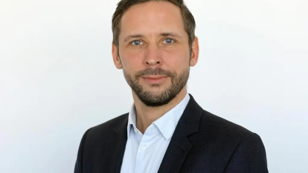 Tobias-Woitendorf-schaut-in-die-Kamera