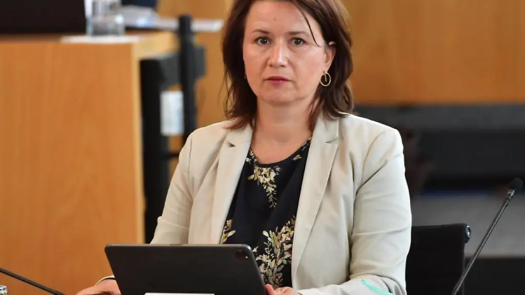 Umweltministerin-Anja-Siegesmund-Gruene-verfolgt-eine-Debatte