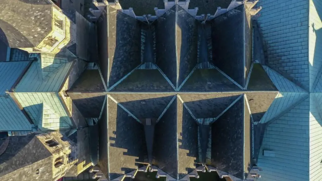 Die-Morgensonne-scheint-auf-den-Merseburger-Dom