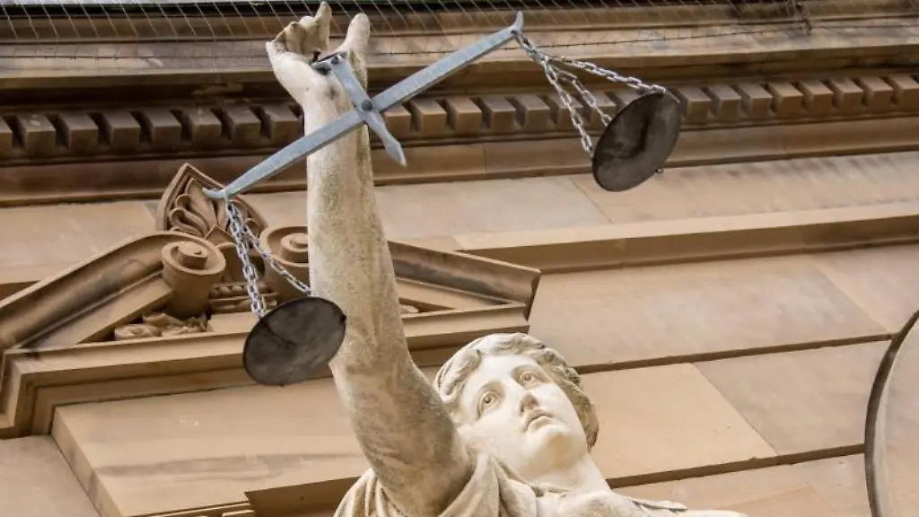 Eine-Statue-der-Justitia-haelt-eine-Waagschale