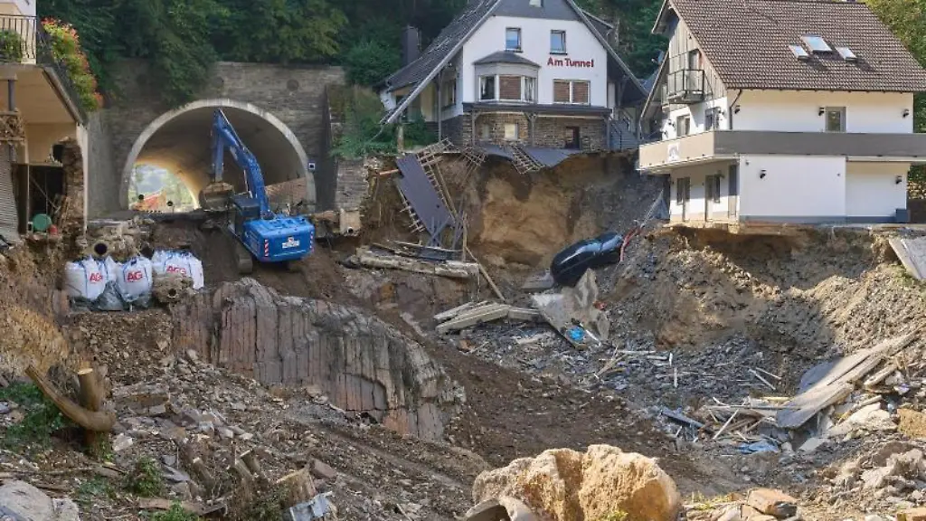 Hinter-einem-Tunnel-der-Rotweinstrasse-durch-das-Ahrtal-haben-die-Aufraeumungsarbeiten-begonnen