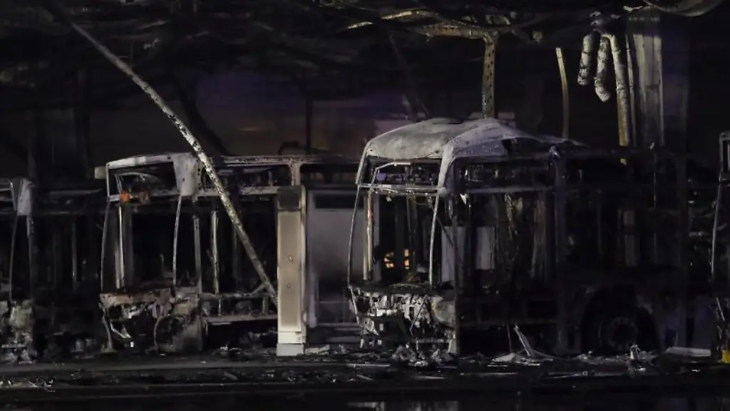 Ausgebrannte-Busse-stehen-nach-Loescharbeiten-in-einem-Depot