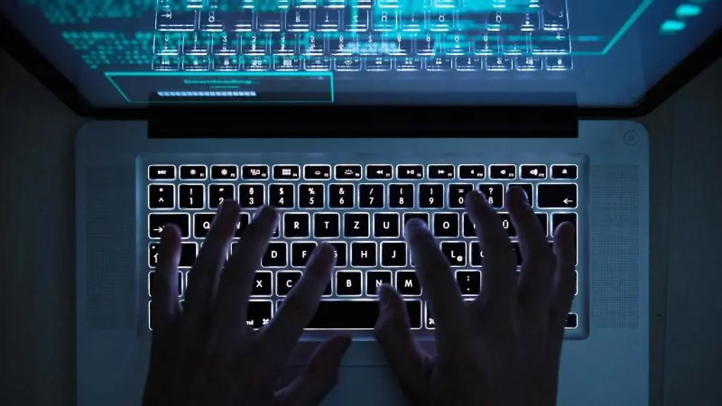 Haende-tippen-auf-einem-Laptop