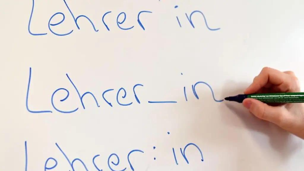 An-einem-Whiteboard-steht-das-Wort-Lehrer-in-verschiedenen-Gender-Schreibweisen