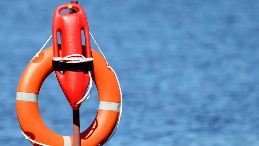 Rettungsutensilien-in-einem-Strandbad