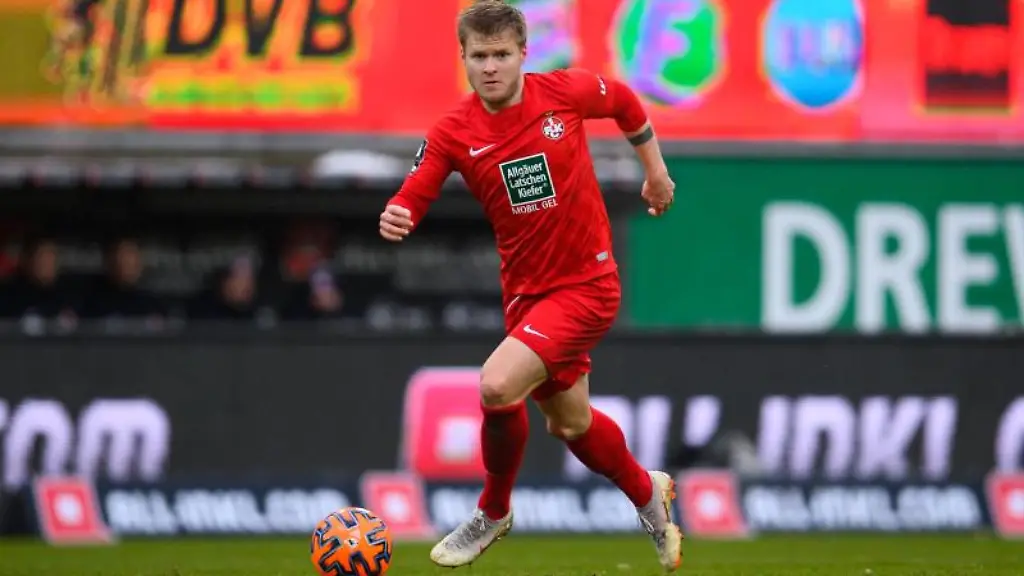 Kaiserslauterns-Jean-Zimmer-spielt-den-Ball