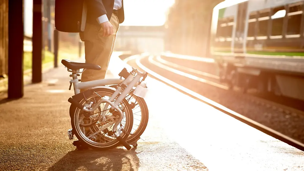 Ein-Klapprad-ist-ideal-fuer-Pendler-weil-es-sich-fuer-Bus-und-Bahn-zusammenfalten-laesst