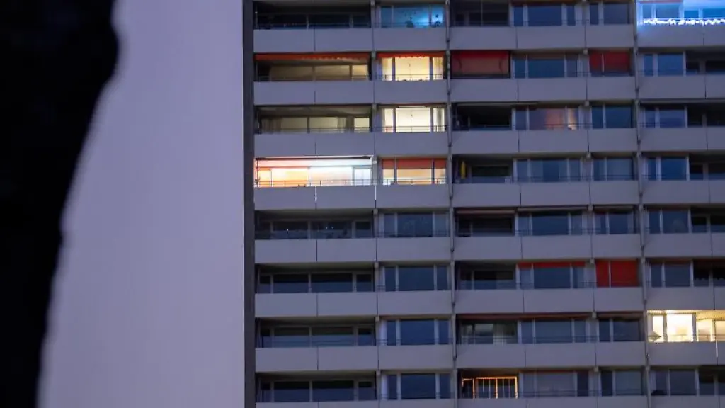 Lichter-brennen-in-den-Wohnungen-eines-Hochhauses