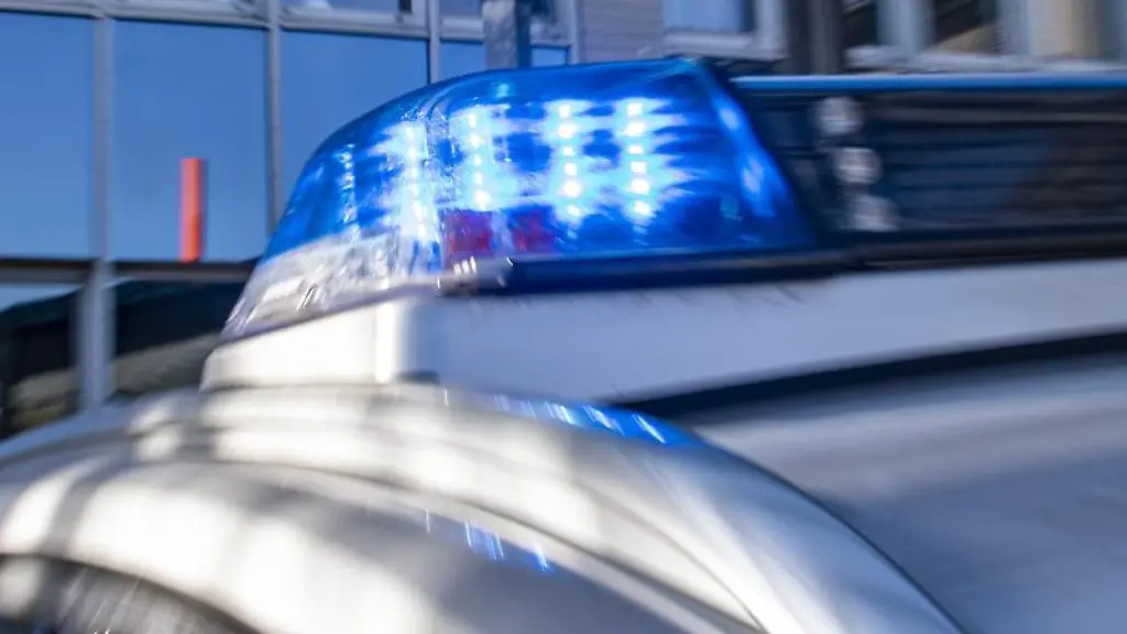 Das-Blaulicht-leuchtet-auf-dem-Dach-eines-Polizeiwagens
