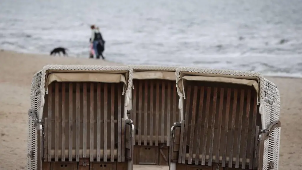 Strandkoerbe-stehen-an-einem-Strandabschnitt-von-Timmendorfer-Strand