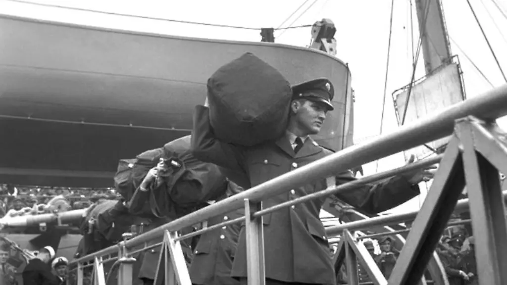 Elvis-Presley-damals-US-Soldat-geht-mit-seinem-Gepaeck-vom-Truppentransporter-General-Randall
