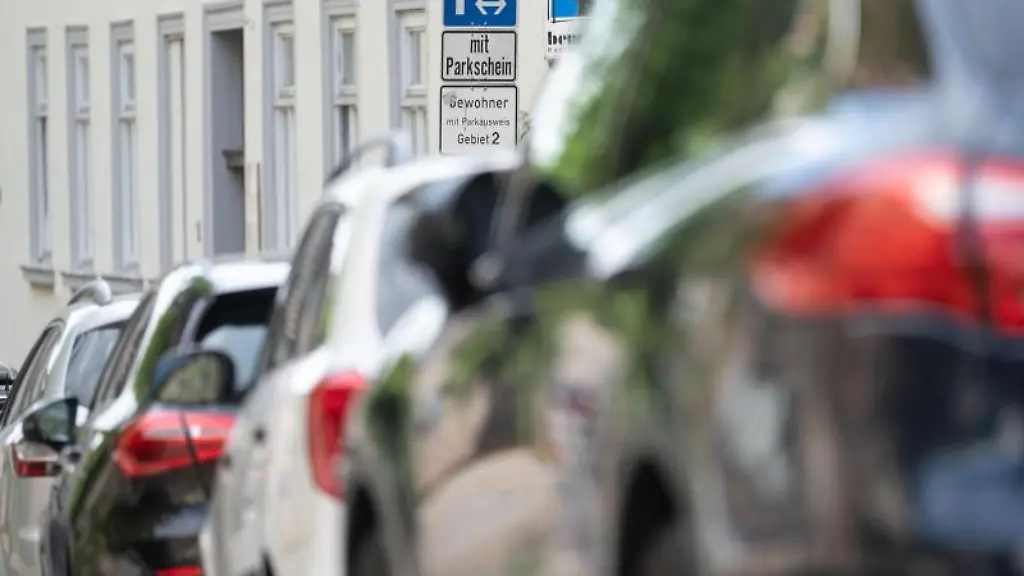Ein-Schild-weist-in-der-Innenstadt-auf-ein-Parkgebiet-fuer-Bewohner-hin