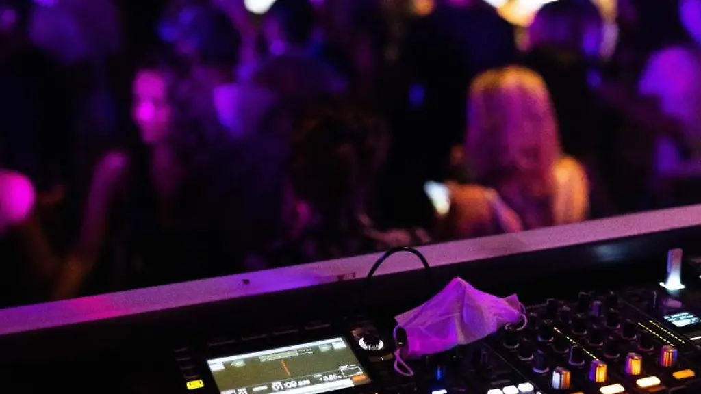 Eine-Maske-liegt-in-einem-Club-auf-dem-DJ-Pult