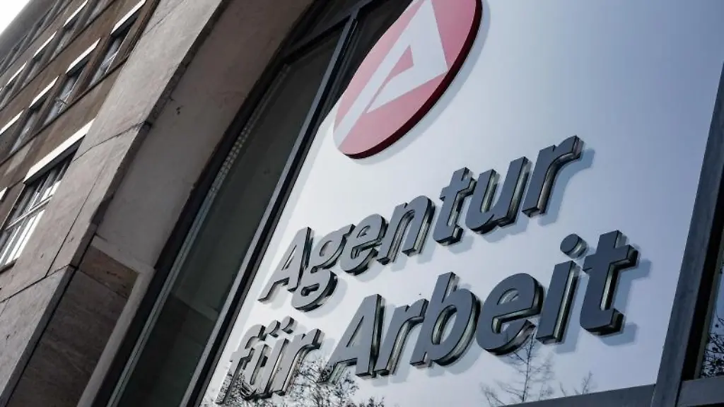 Agentur-fuer-Arbeit-haengt-ueber-dem-Eingang-der-Bundesagentur