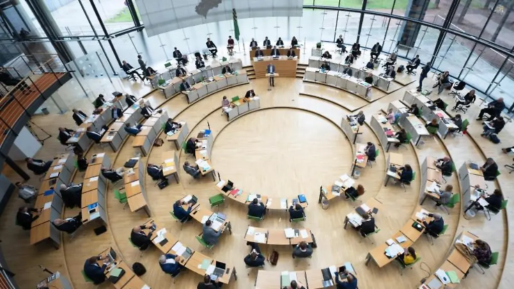 Die-Abgeordneten-sitzen-im-Plenum-auf-ihren-Plaetzen