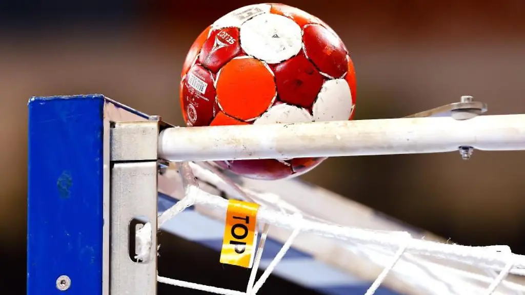 Ein-Handball-liegt-auf-einem-Tor